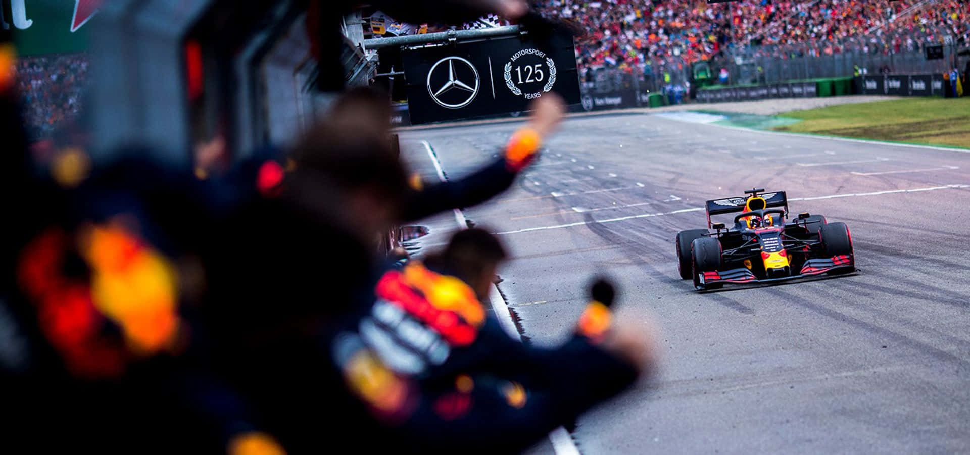 Maxverstappen Gareggia Nella Sua Macchina Red Bull Di Formula 1