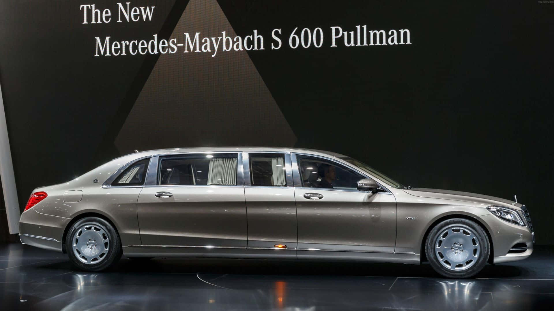 Fantastisk Maybach Luksusbil I Bevegelse Bakgrunnsbildet