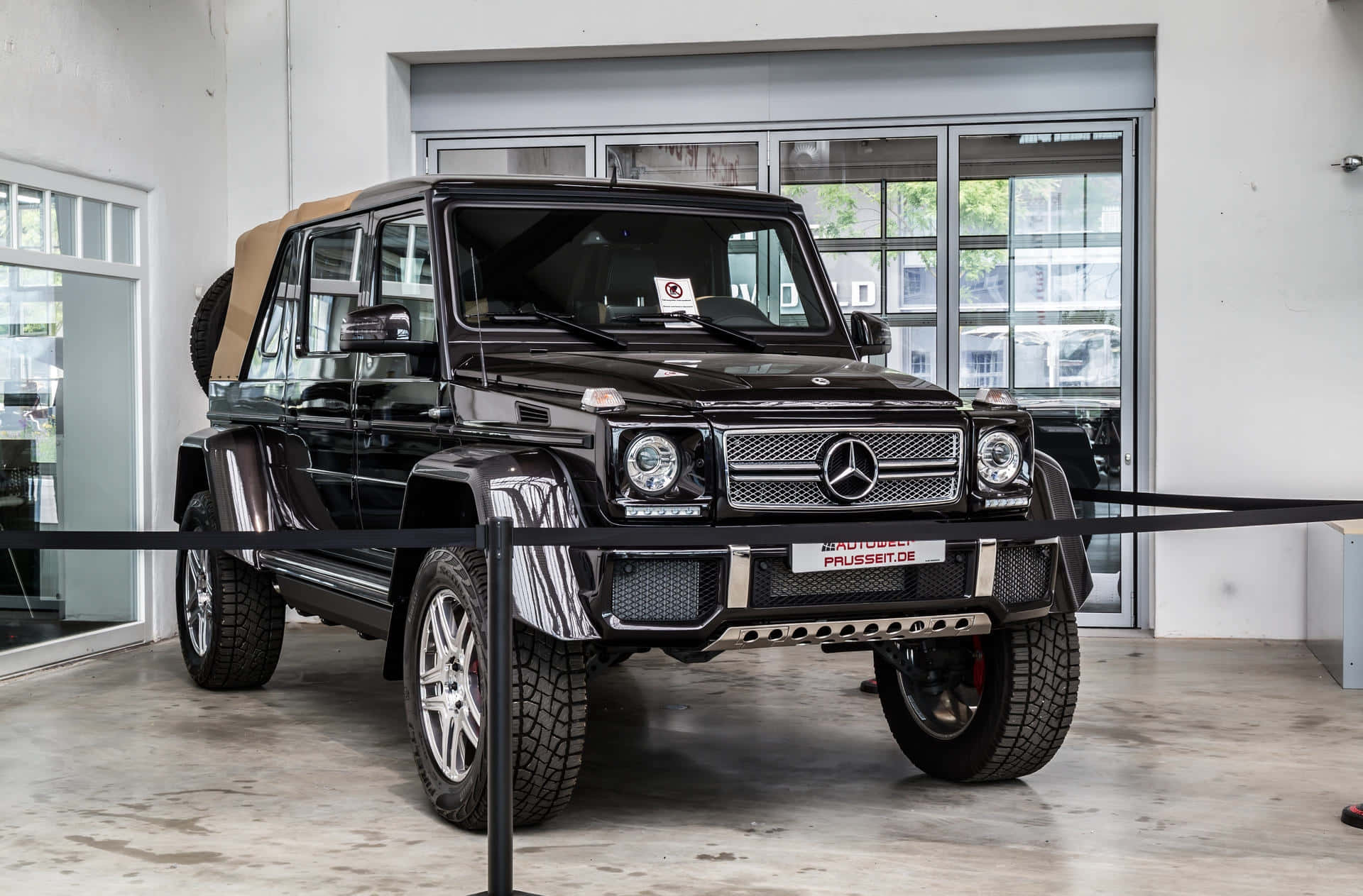 Maybach Landaulet Dans Un Showroom Fond d'écran