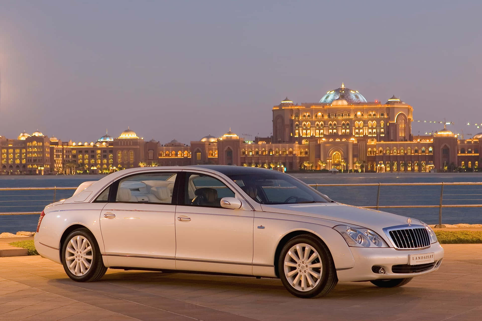 Maybach Landaulet Voiture De Luxe Au Crépuscule Fond d'écran