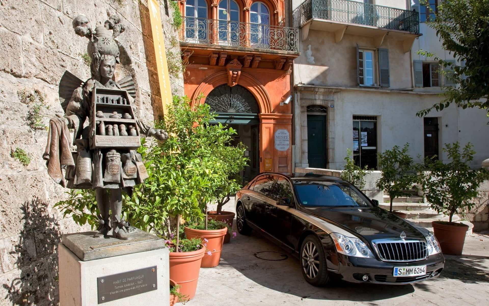 Maybach Landaulet Près D'un Bâtiment Historique Fond d'écran