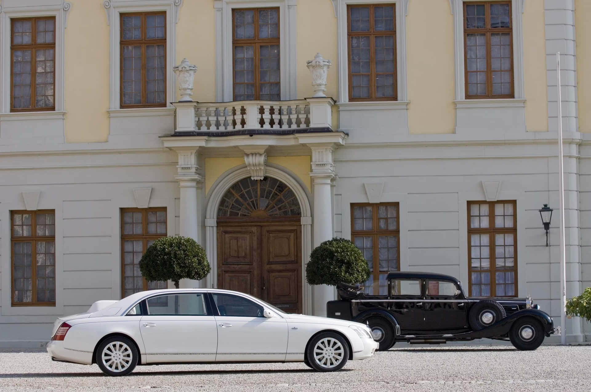 Maybach Landaulet Devant Un Domaine De Luxe Fond d'écran