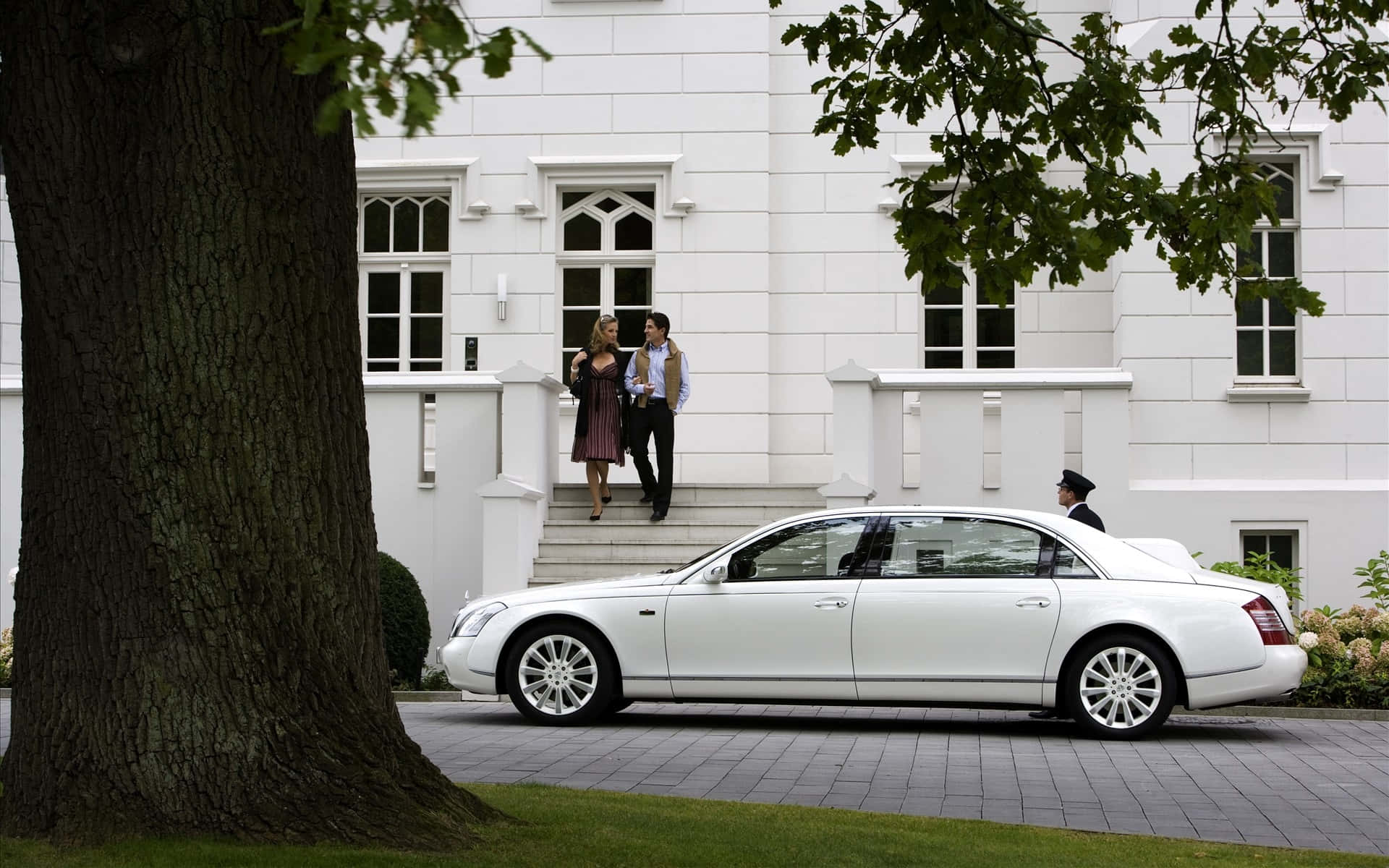 Maybach Landaulet Devant Une Résidence De Luxe Fond d'écran