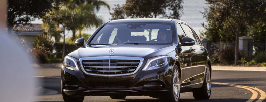 Maybach S600 Luxe Sedan Op De Weg Achtergrond