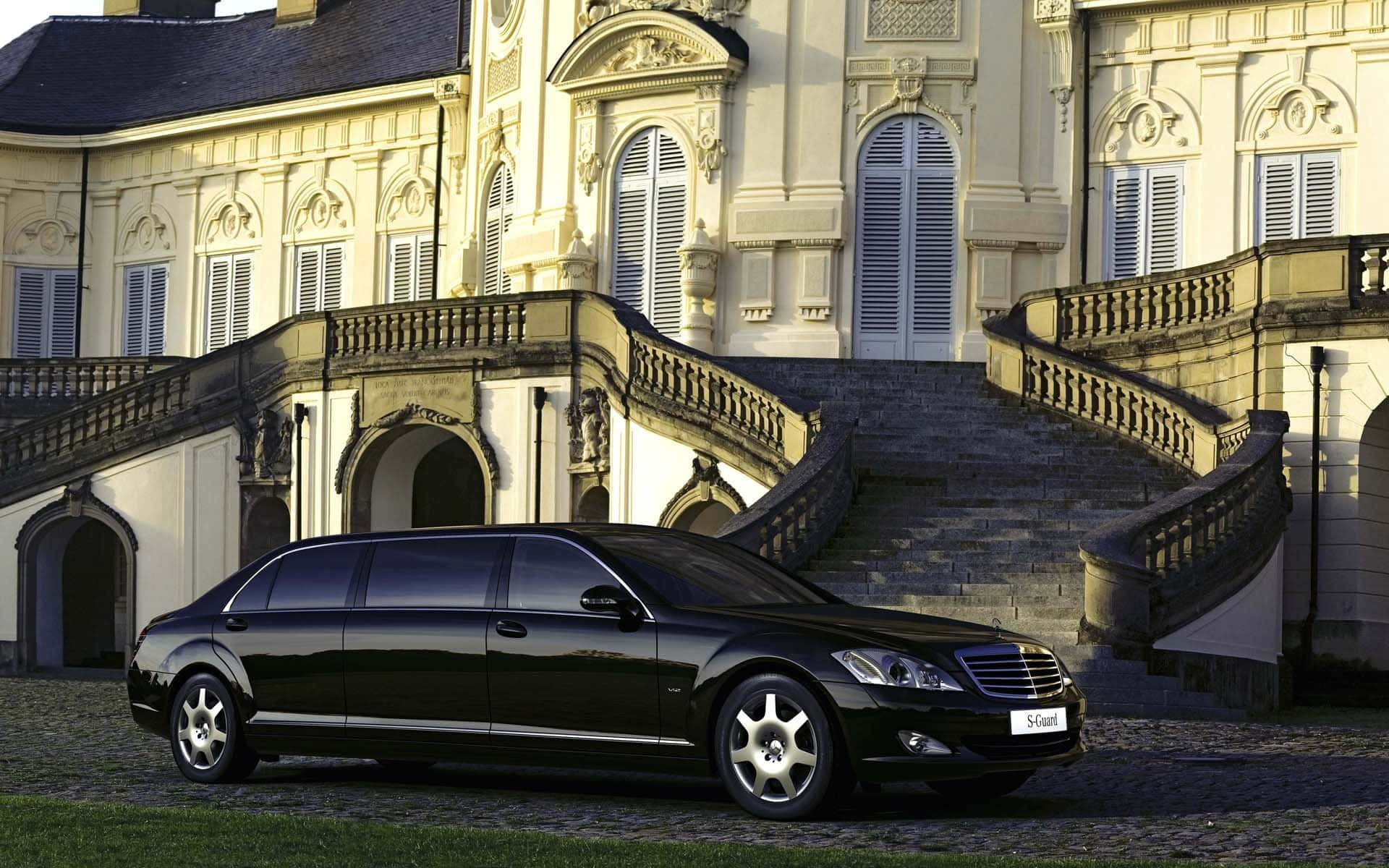 Maybach S600 Luxe Sedan Buiten Fotoshoot Achtergrond