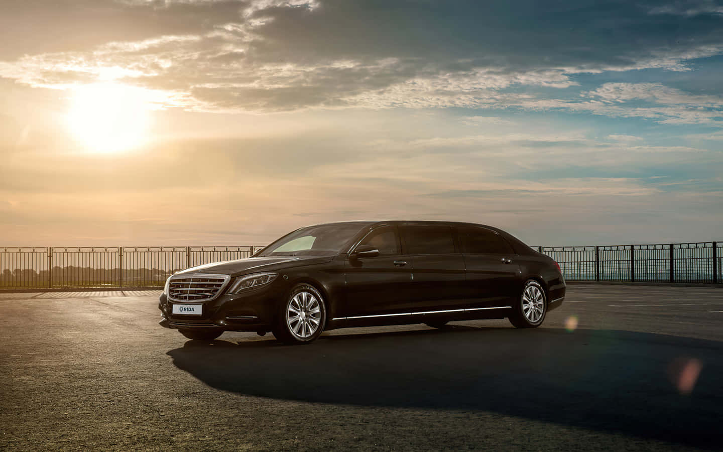 Maybach S600 Luxe Sedan Zonsondergang Achtergrond