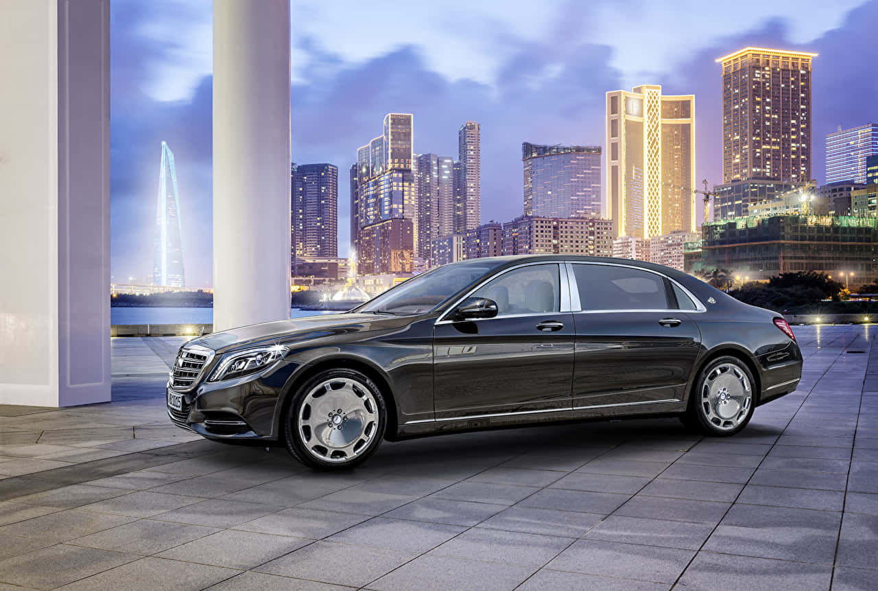 Maybach S600 Stedelijke Nacht Scene Achtergrond