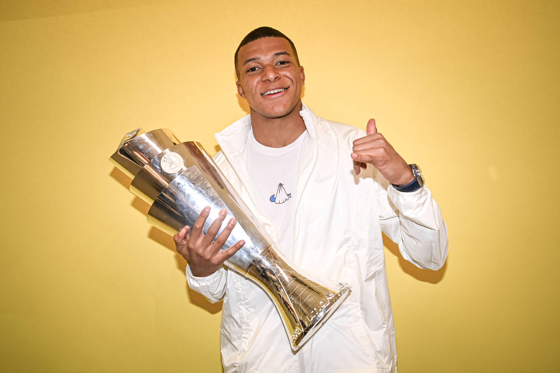 Mbappémed Uefa-trofén (for A Computer Or Mobile Wallpaper Featuring Mbappé With The Uefa Trophy) Wallpaper