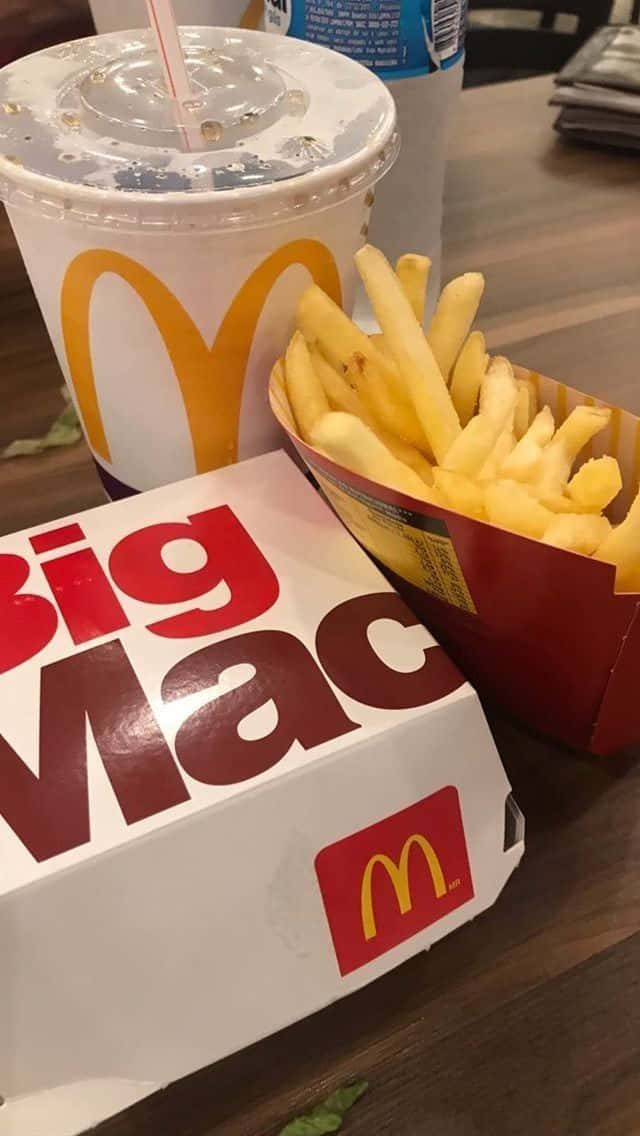 Immaginedel Cibo Di Mcdonald's: Big Mac Con Patatine Fritte.