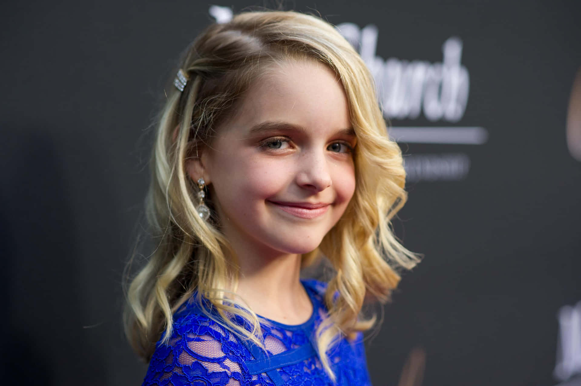 Mckenna Grace Blauwe Jurk Evenement Achtergrond