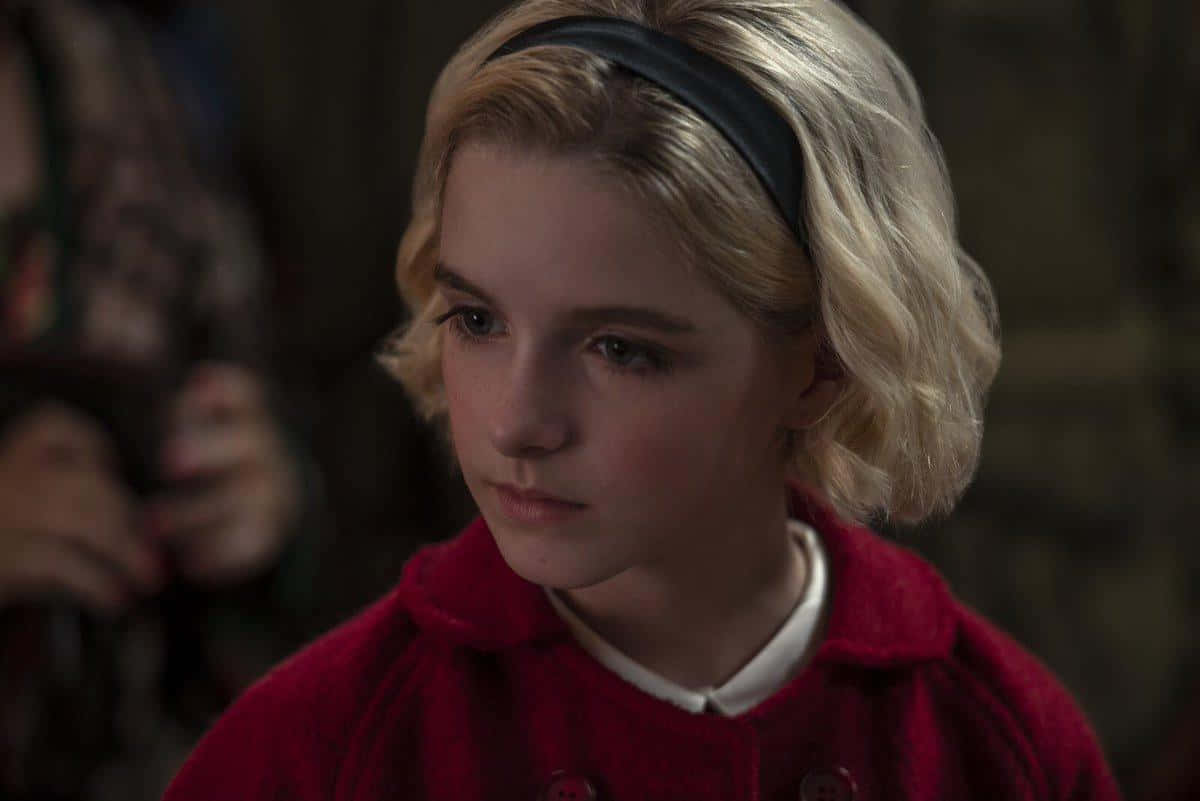 Mckenna Grace Contemplatieve Blik Achtergrond