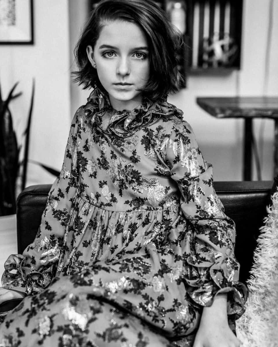 Mckenna Grace Elegante Portret Achtergrond