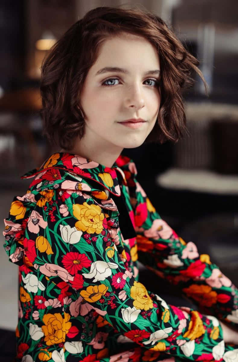 Mckenna Grace Bloemenjurk Portret Achtergrond