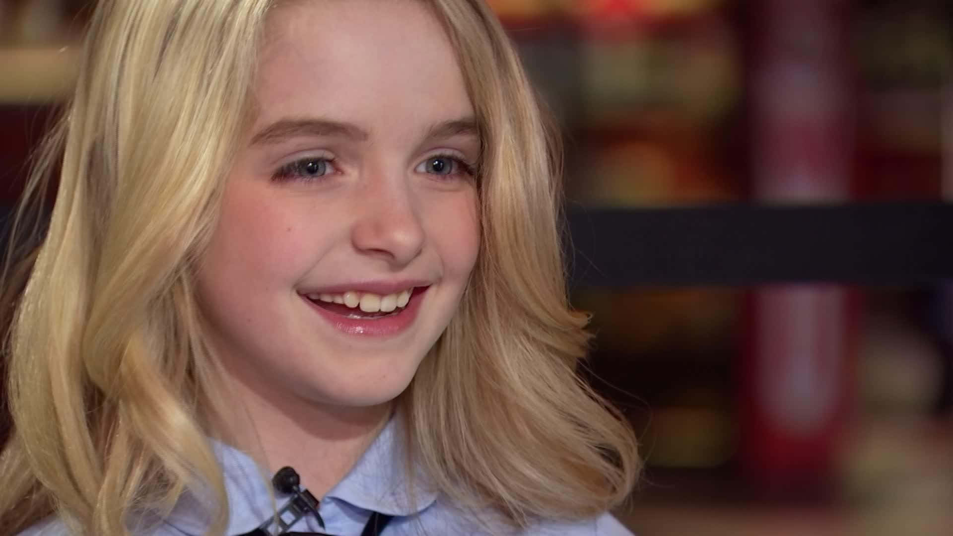 Mckenna Grace Glimlachend Tijdens Interview Achtergrond