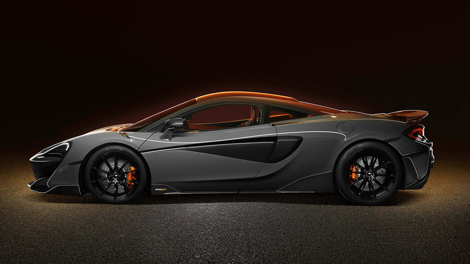 Power meets elegance – the McLaren 600LT in action Wallpaper