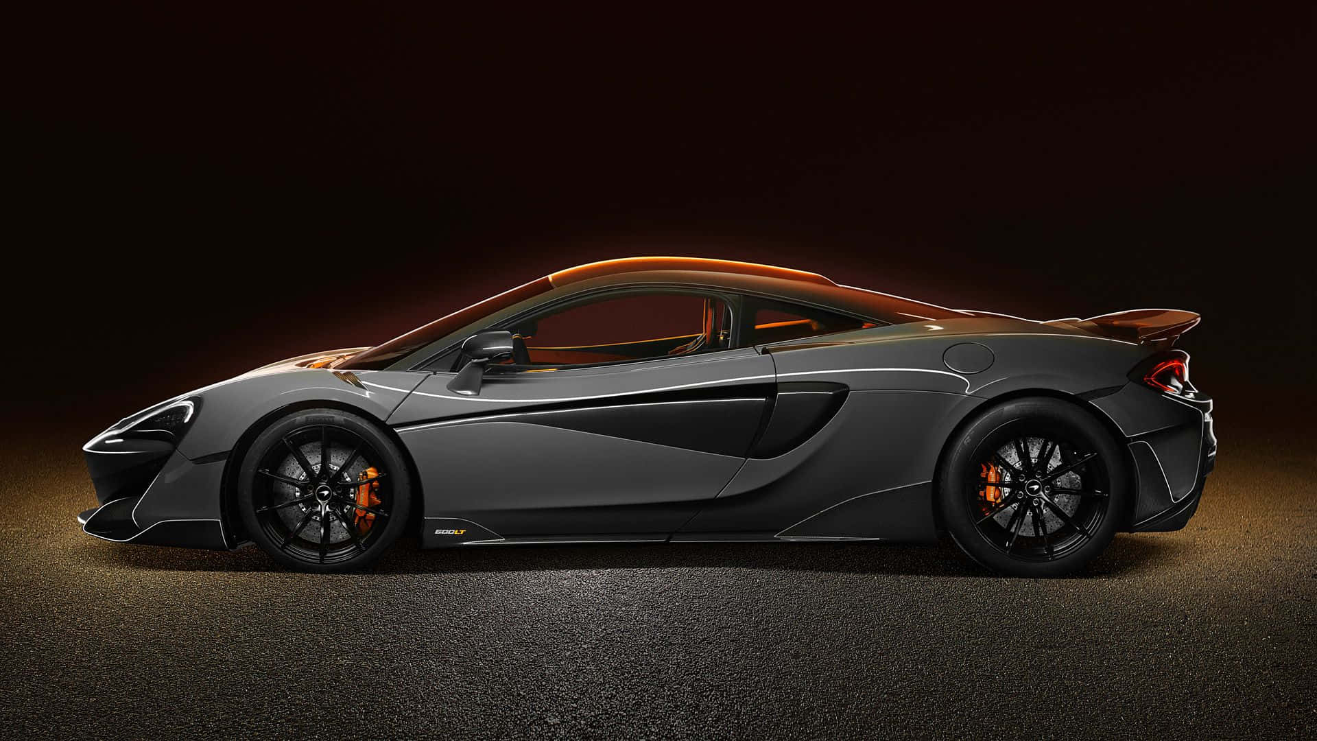 Elpoder Se Encuentra Con La Elegancia: El Mclaren 600lt En Acción. Fondo de pantalla