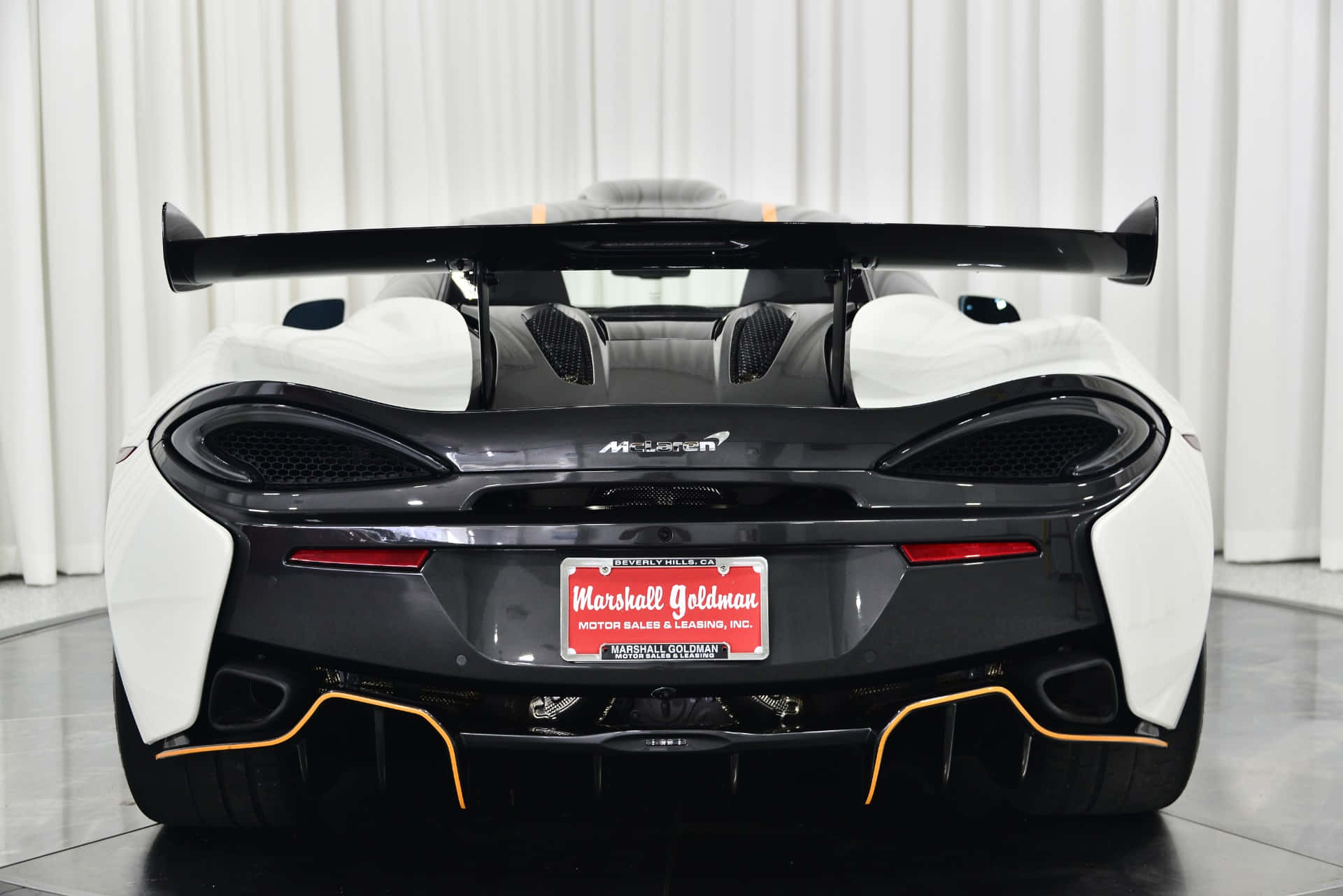 Stunning McLaren 620R showcased in its full glory Wallpaper