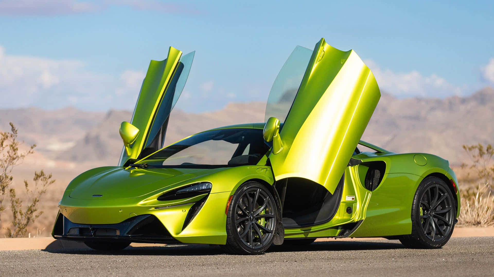 Feel the power with Lofty and Soulful Driving Experience in McLaren
