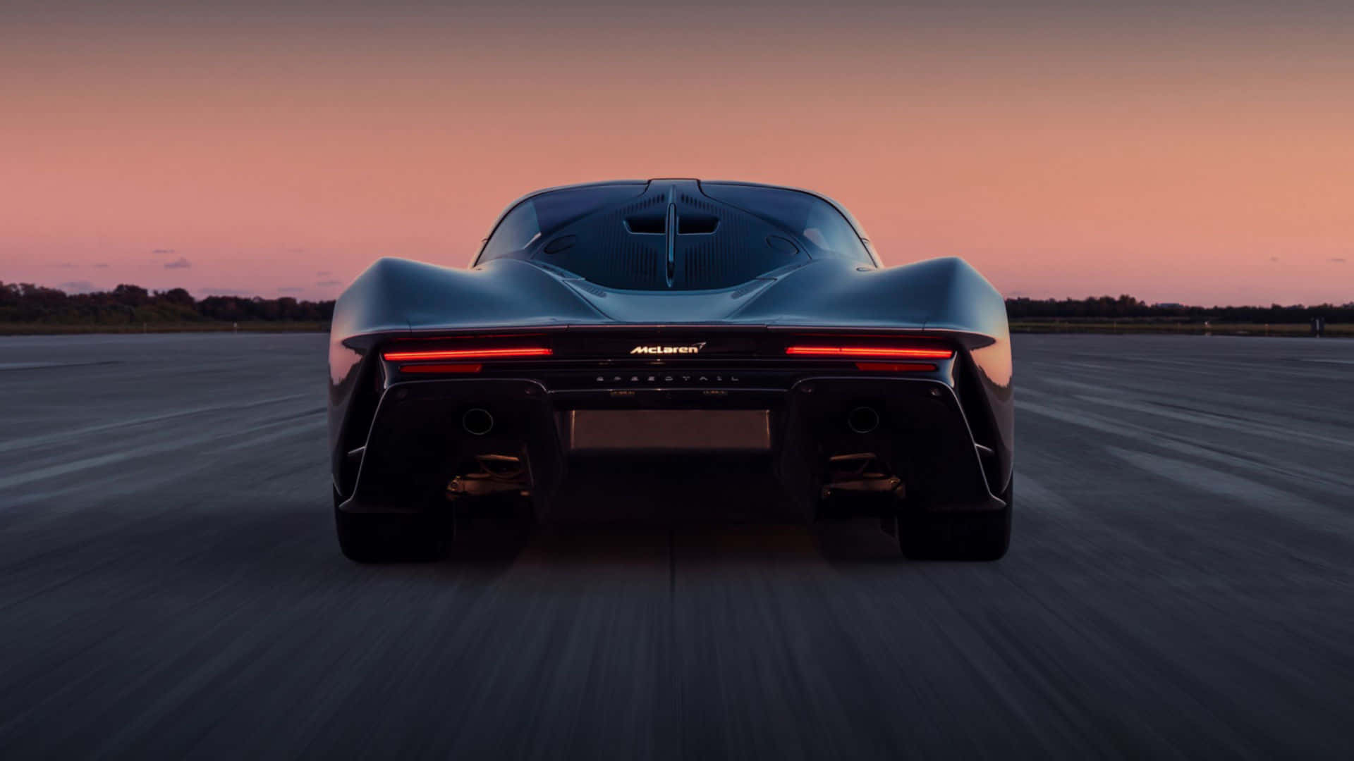 Elegantey Poderoso Mclaren Speedtail En La Carretera. Fondo de pantalla