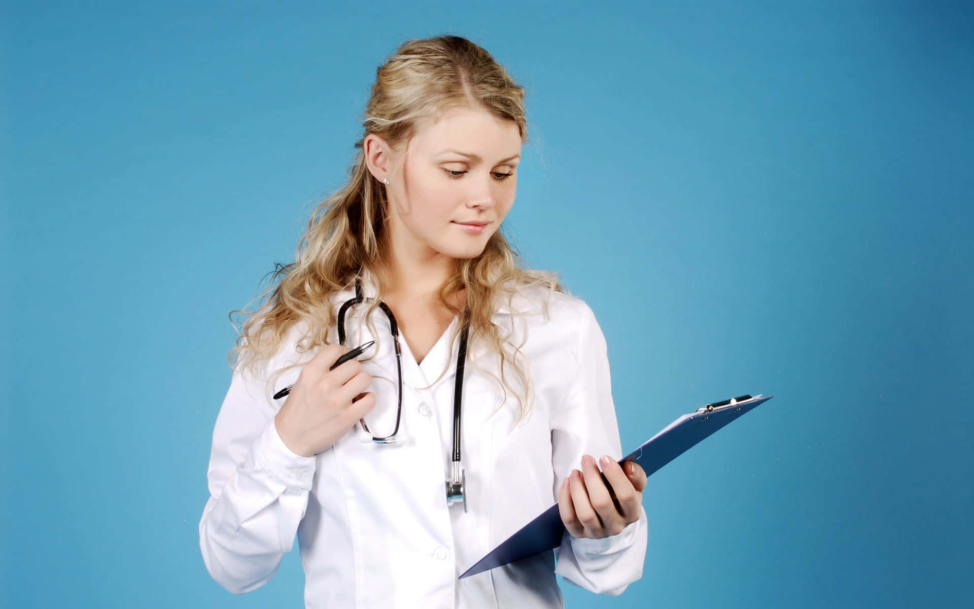 Eineweibliche Ärztin, Die Ein Clipboard Und Ein Stethoskop Hält