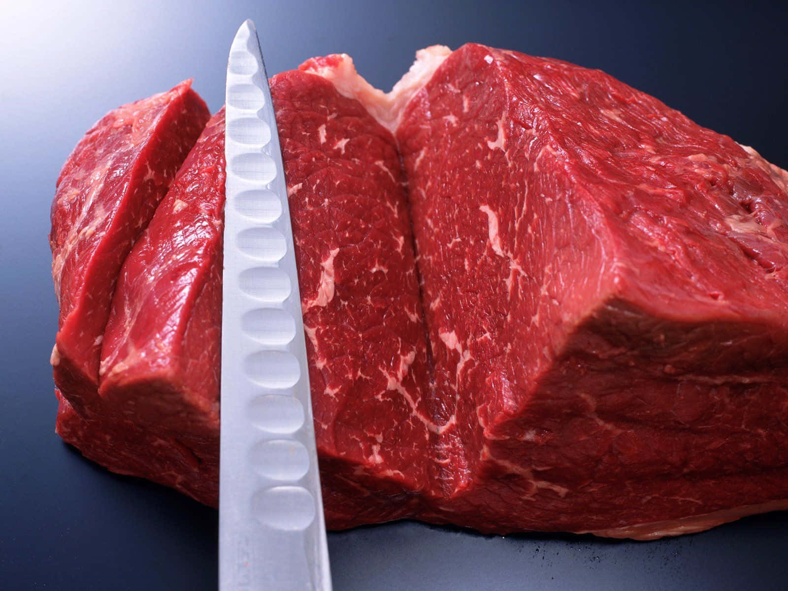 Einstück Steak Mit Einem Messer Darauf.
