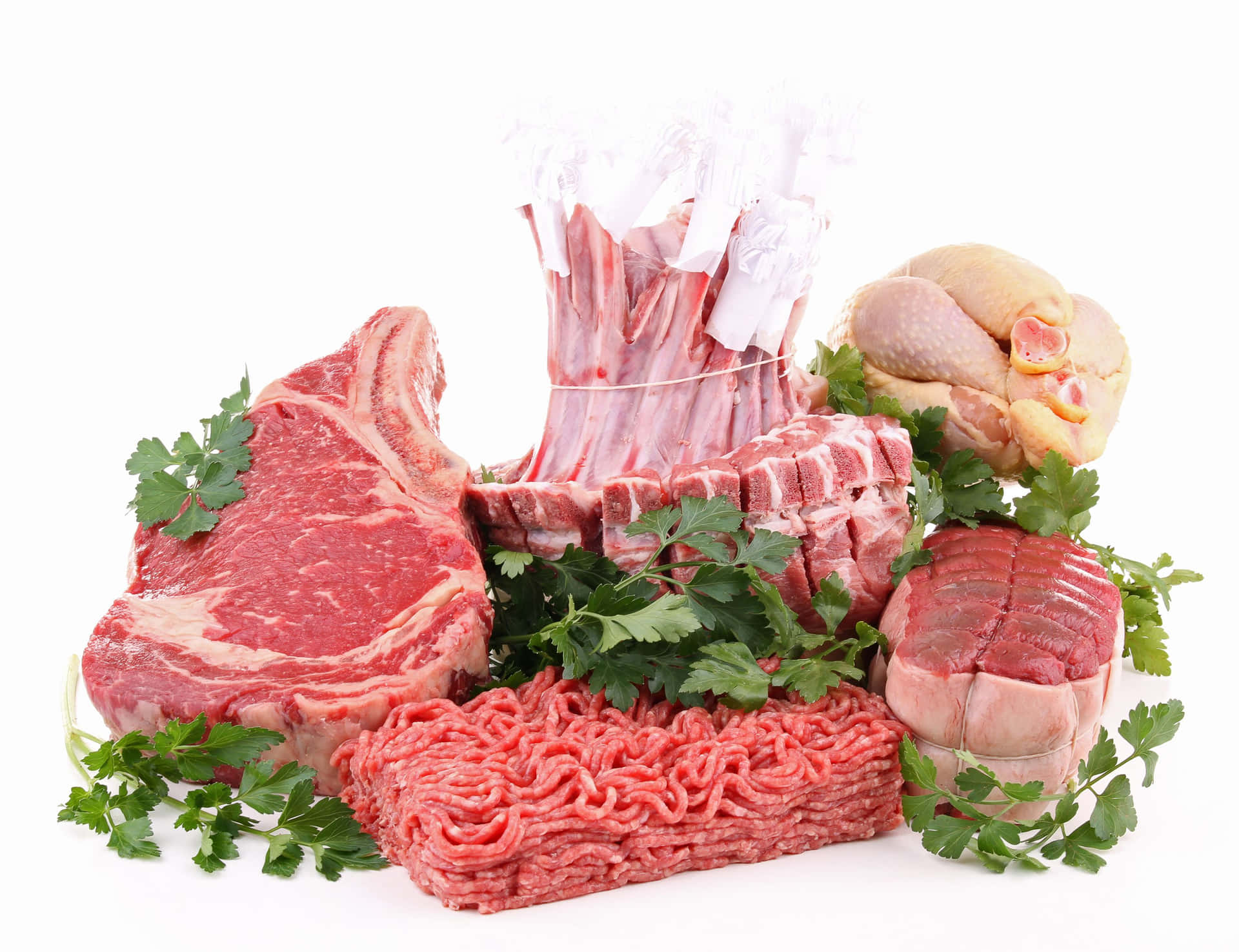 Einevielzahl Von Fleisch Und Gemüse Wird Auf Einem Weißen Hintergrund Arrangiert.