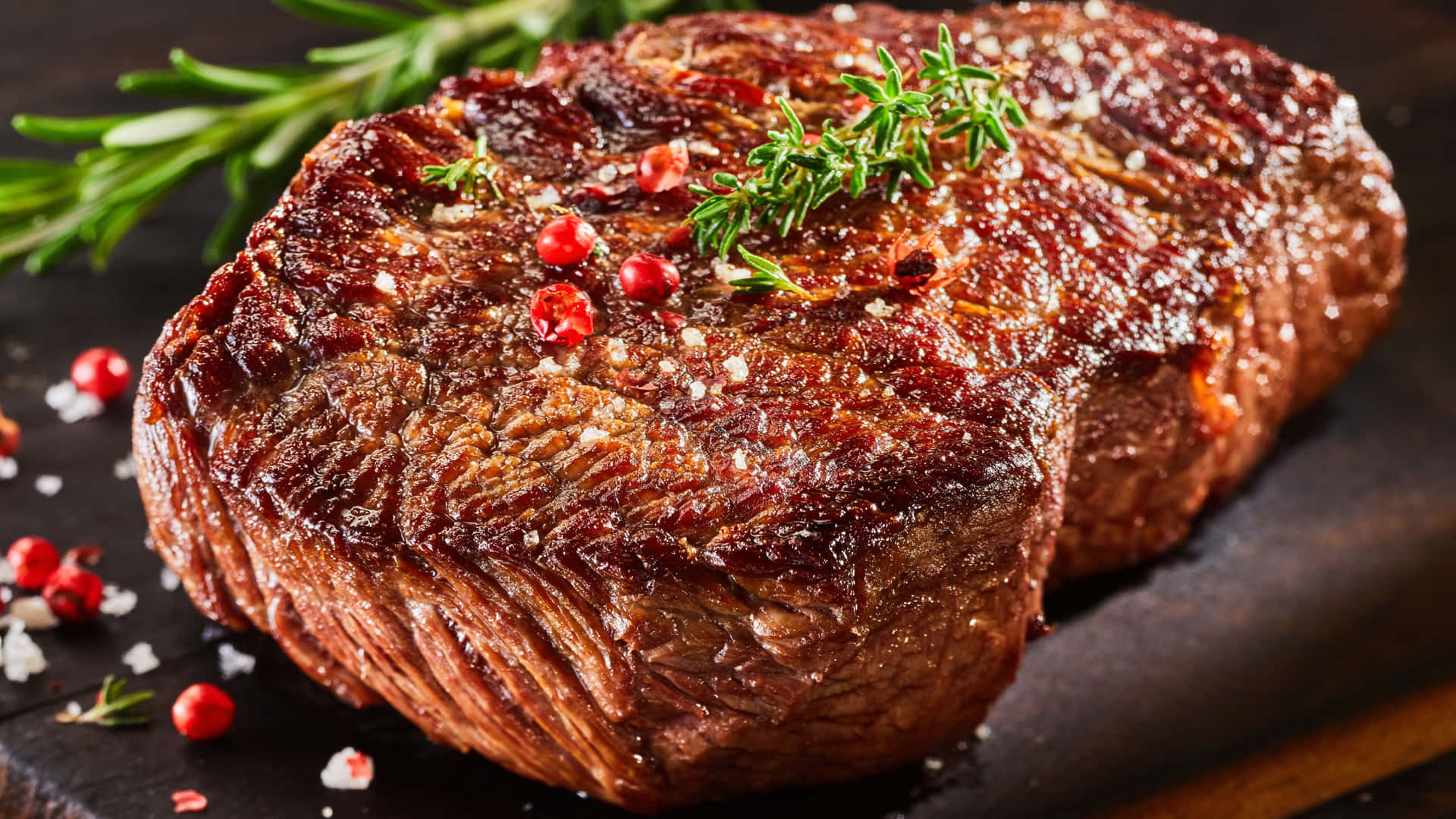 Einleckeres, Saftiges Steak Ist Bereit Zubereitet Zu Werden.