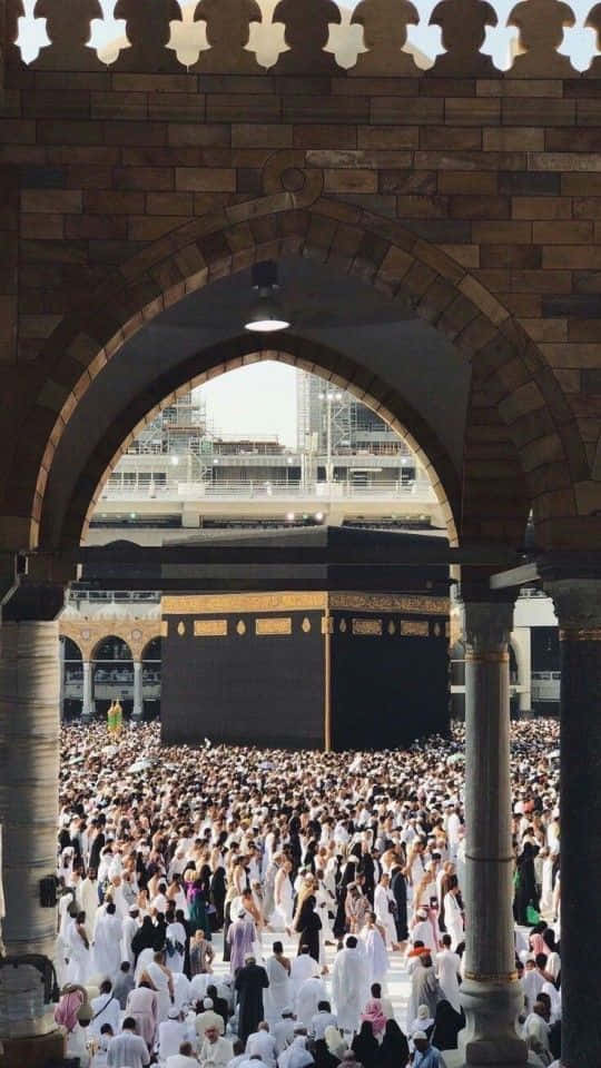 En stor gruppe mennesker er samlet i en moské.