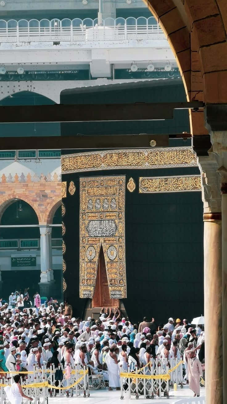 Ungruppo Di Persone Sta In Piedi Attorno Alla Kaaba