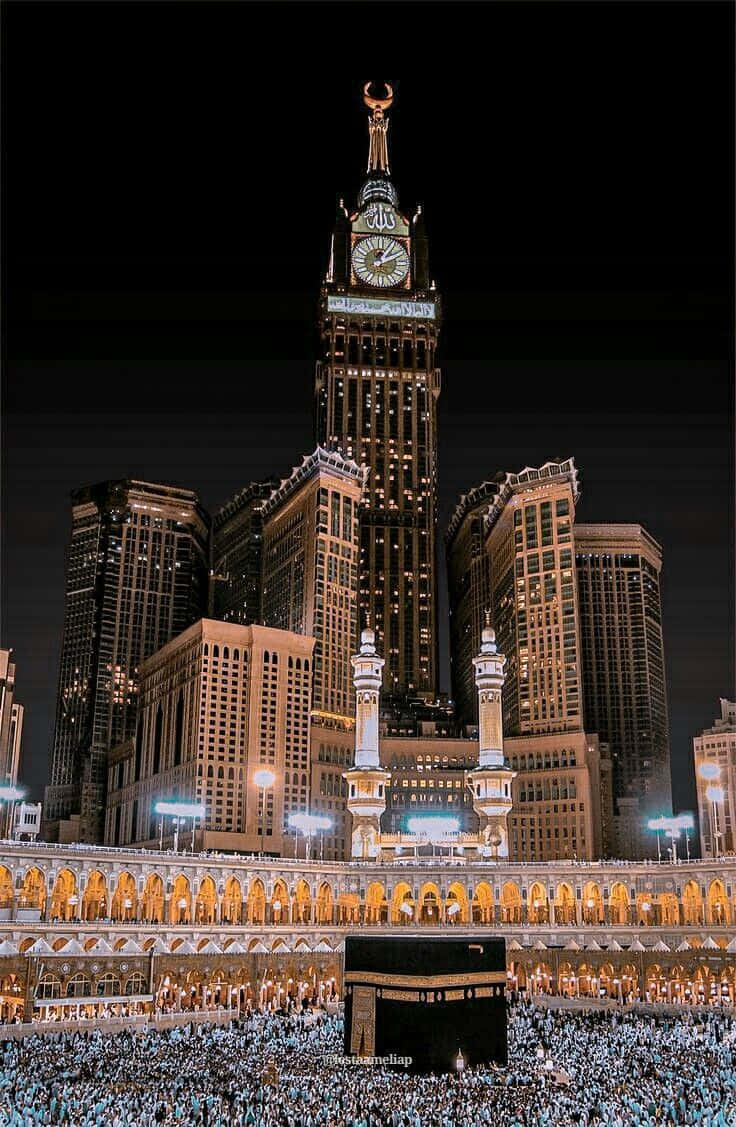 Unaciudad Con Una Torre De Reloj Y Una Kaaba