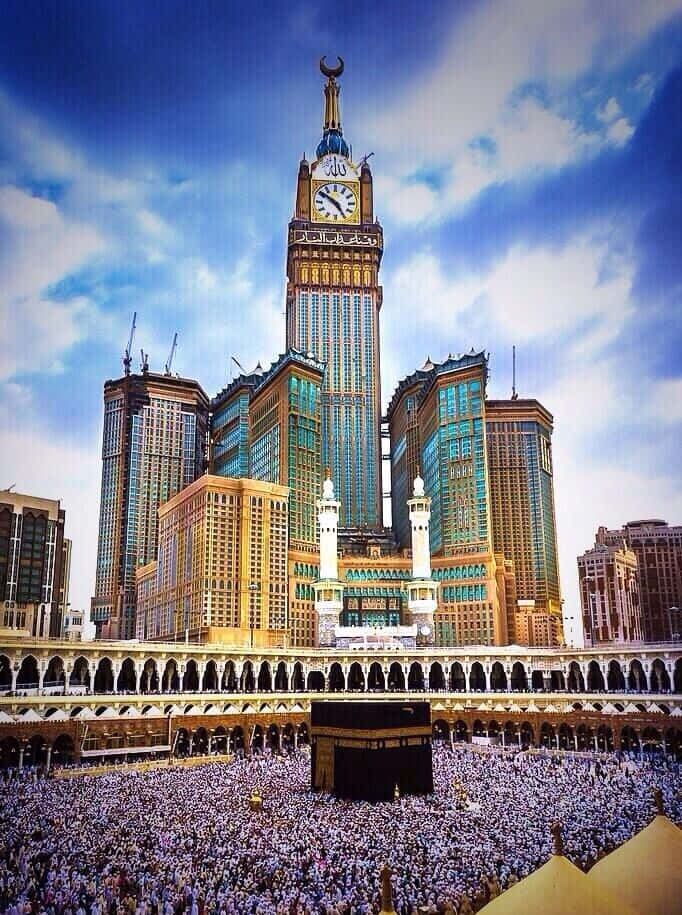 En stor moské med et urtårn i baggrunden.