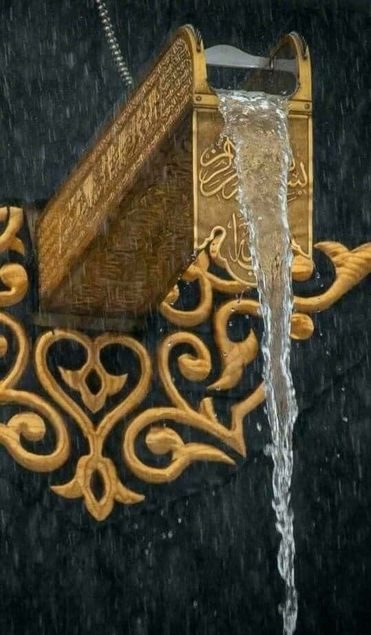 A Gold Water Fountain Is Shown In The Rain