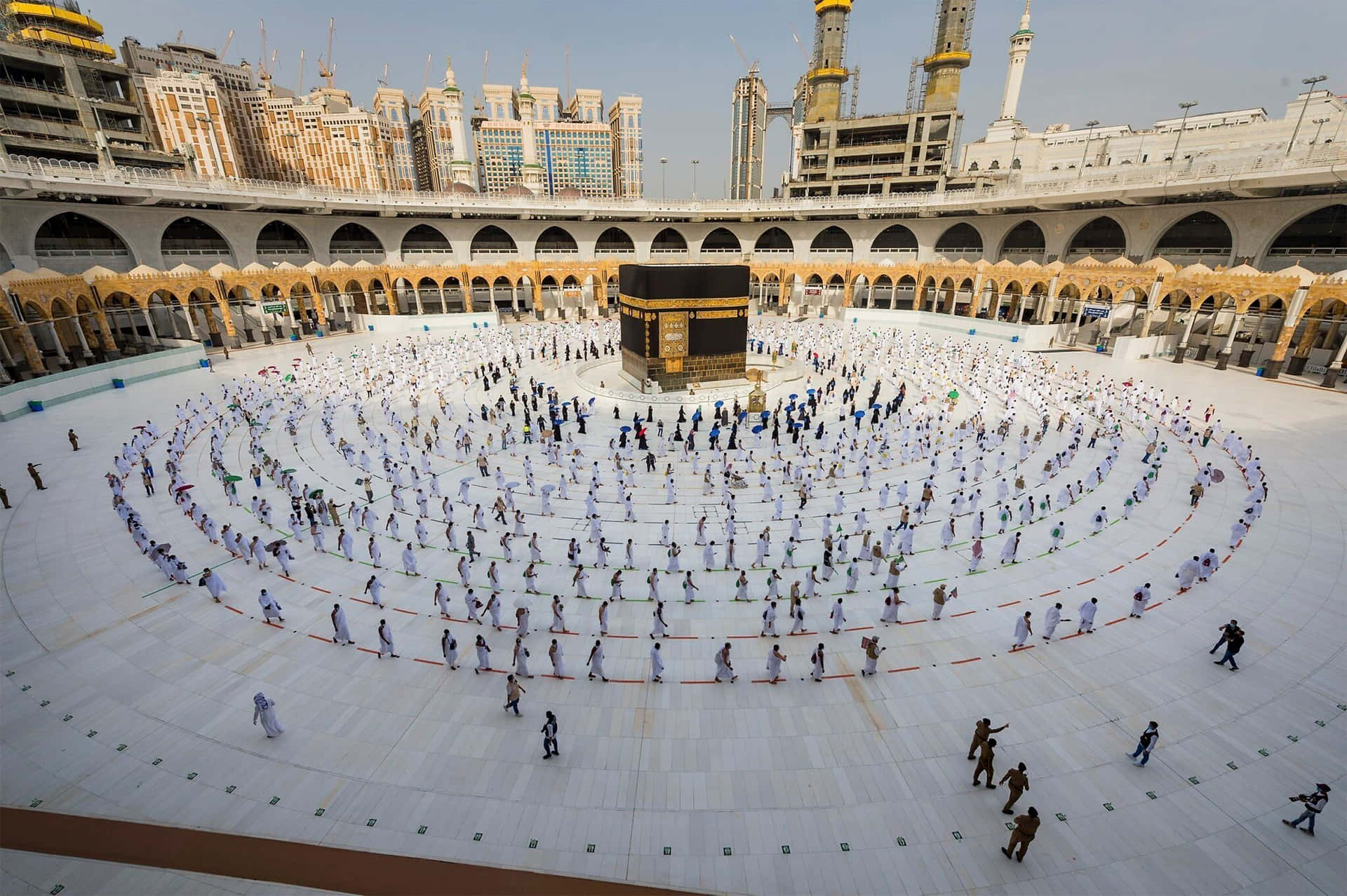 Engrupp Människor Står Runt En Kaaba