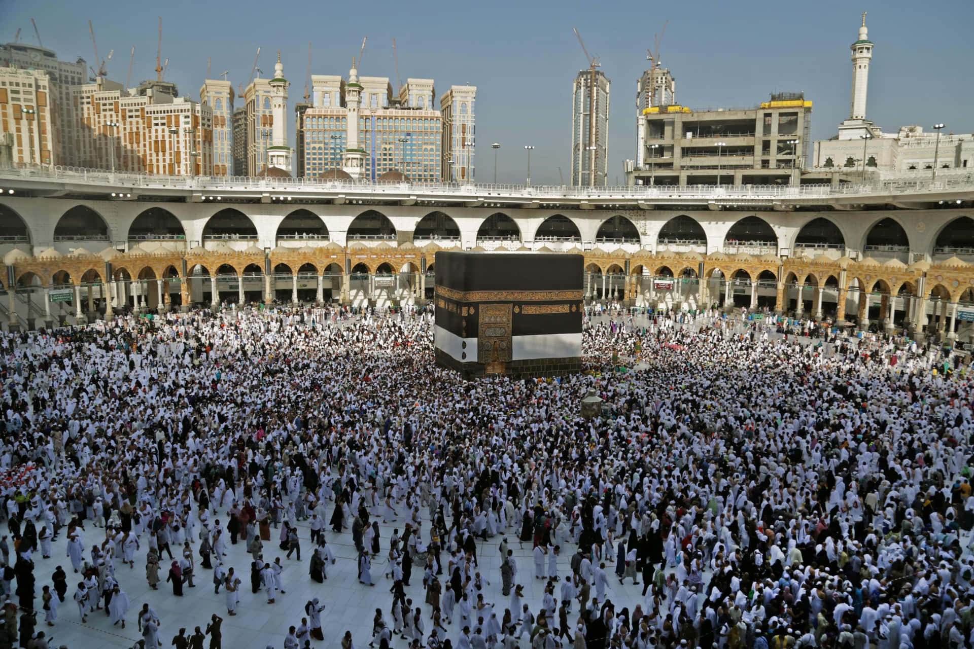 Unagrande Folla Di Persone Si Riunisce Attorno Alla Kaaba