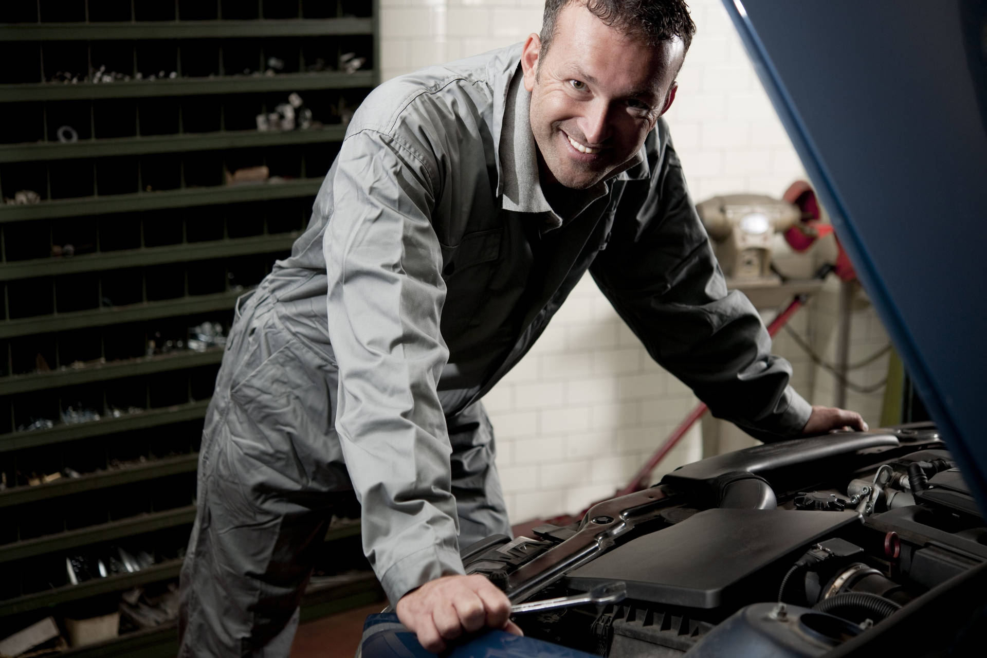 Mekanikertekniker-manden smiler, mens han har uniform på. Wallpaper