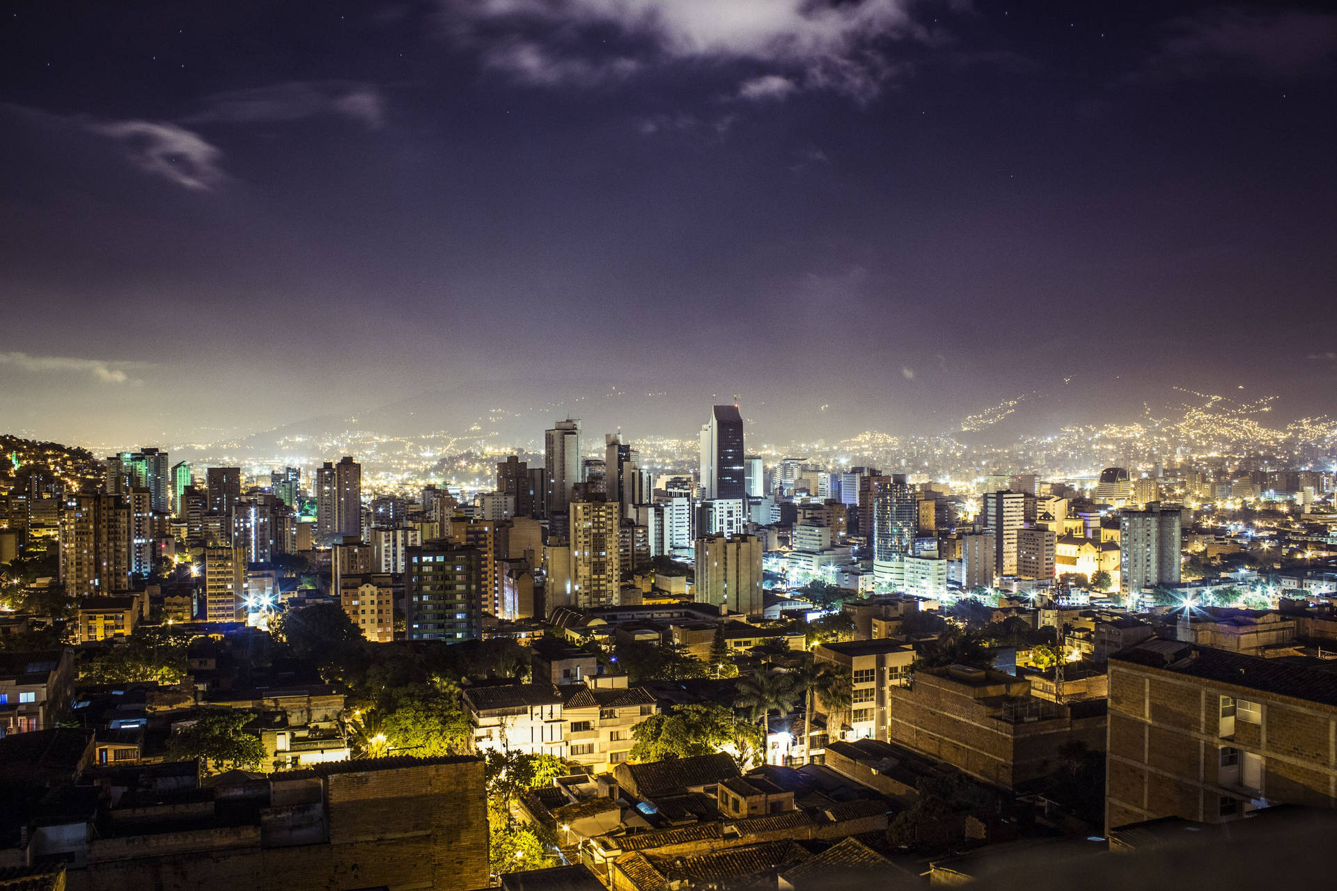 Città Di Medellin Di Notte Sfondo