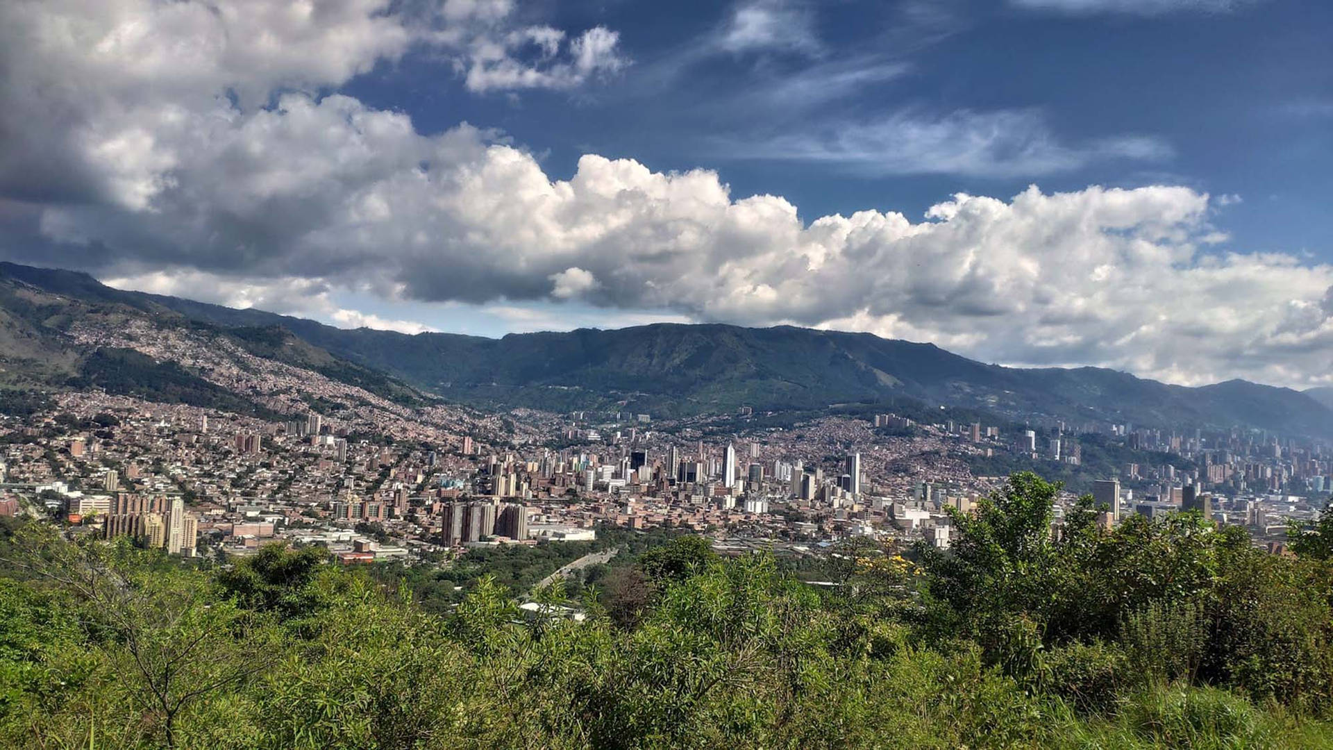 Medellin El Volador Hill View: Se det smukke udsyn af El Volador Hill fra Medellin, Colombia. Wallpaper