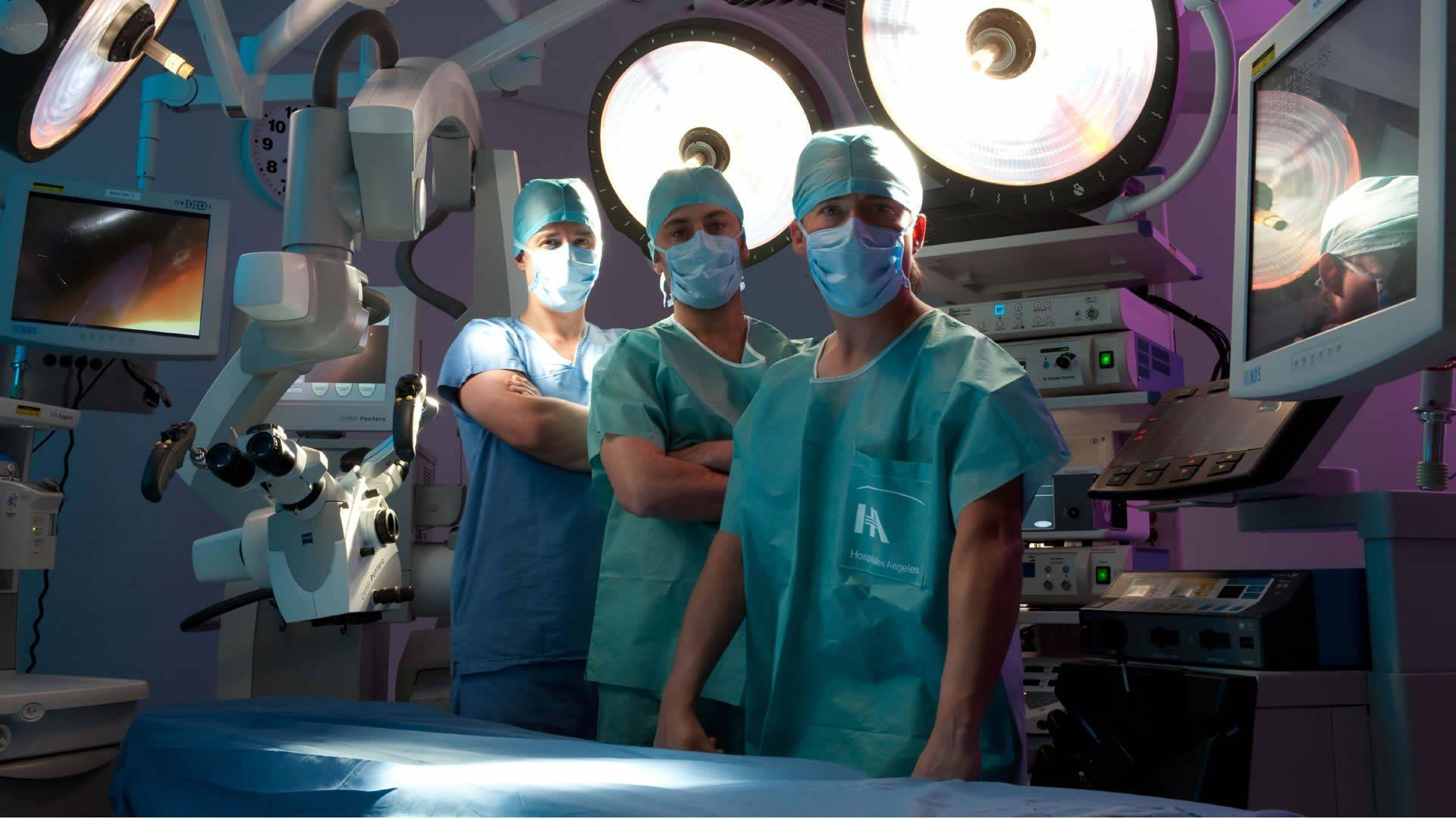 Medizinischeskrankenhaus: Chirurgen Im Operationssaal Wallpaper
