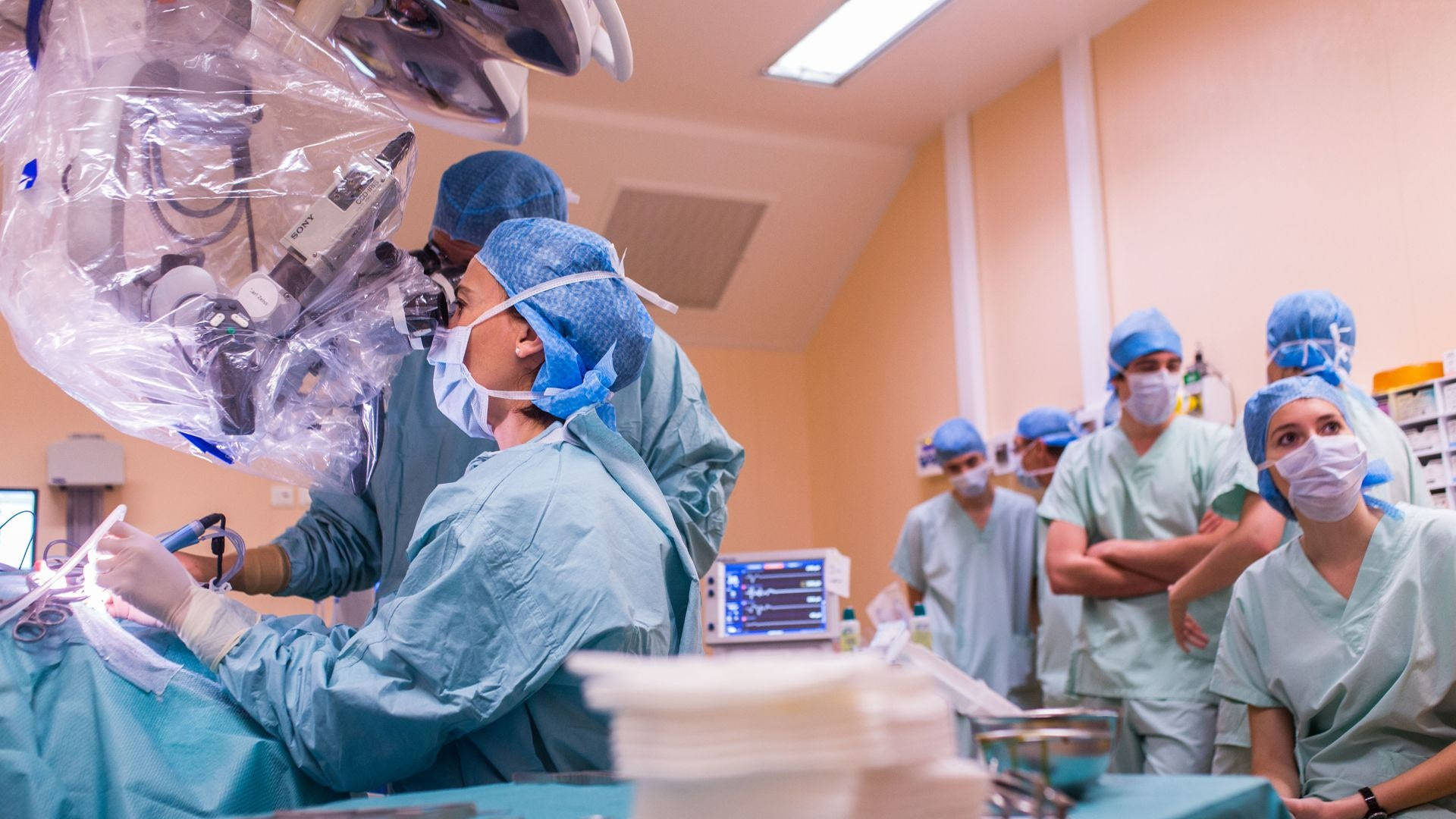 Chirurgomedico Durante Un'operazione In Sala Operatoria Ospedaliera. Sfondo