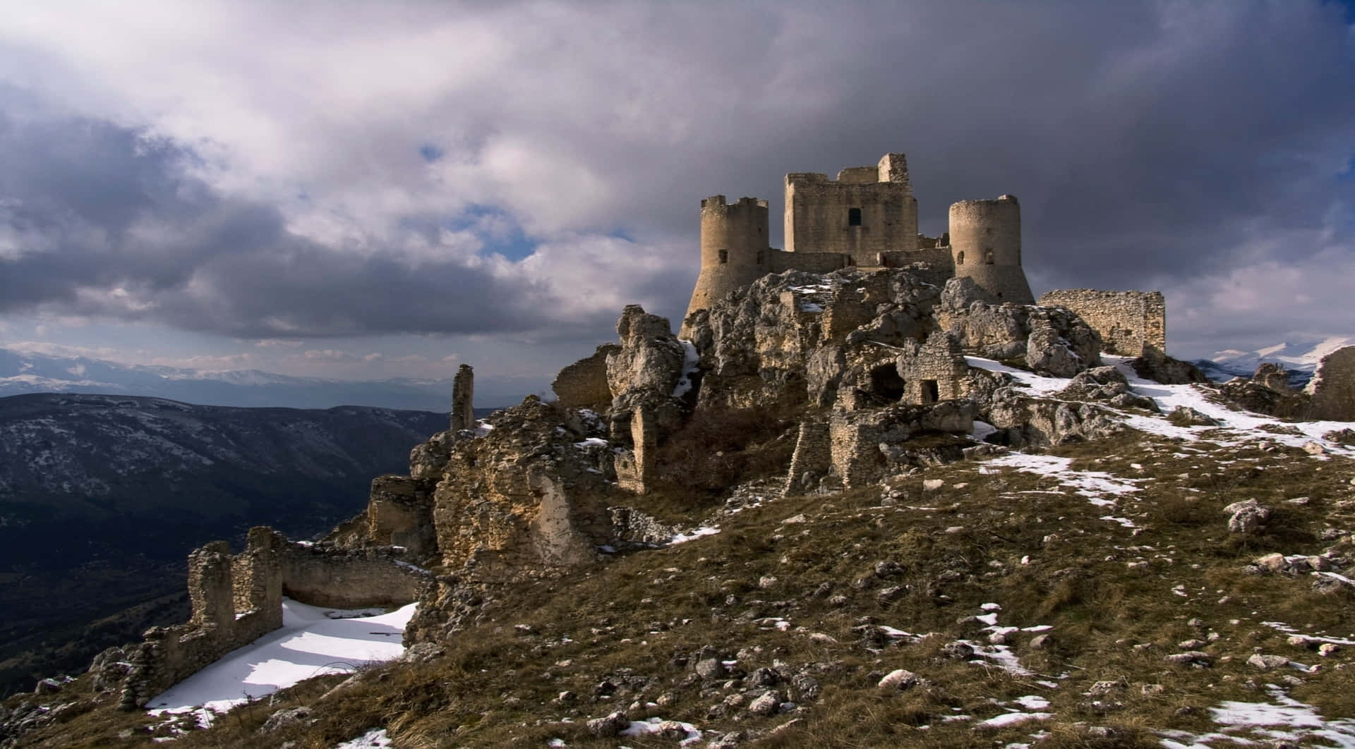 Diemittelalterliche Architektur Einer Europäischen Burg Entdecken