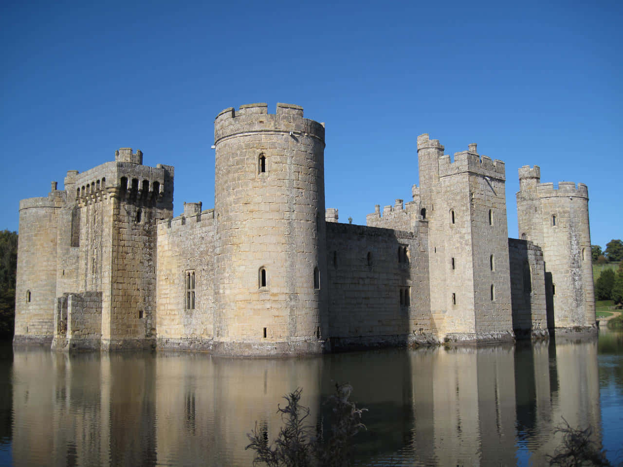 Arquitecturamedieval Del Castillo De Bodiam Rodeado De Un Foso En Inglaterra. Fondo de pantalla