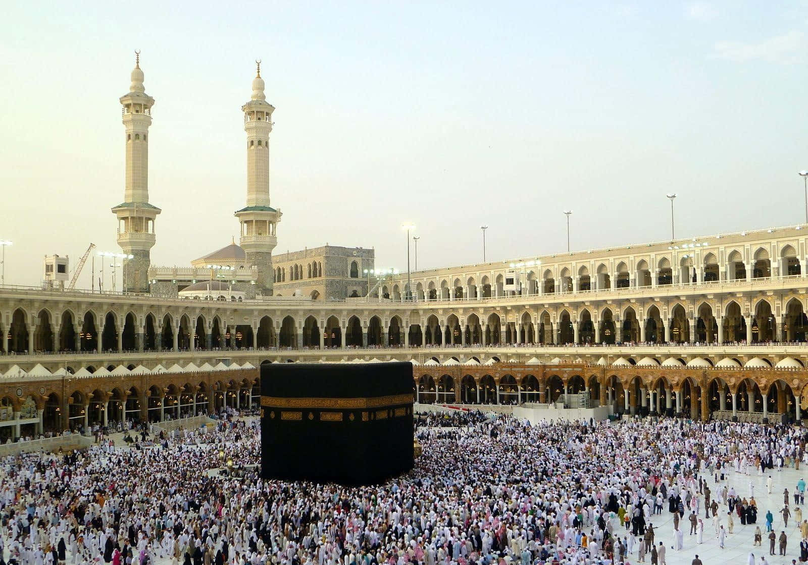 Unagran Multitud De Personas Se Reúnen Alrededor De La Kaaba