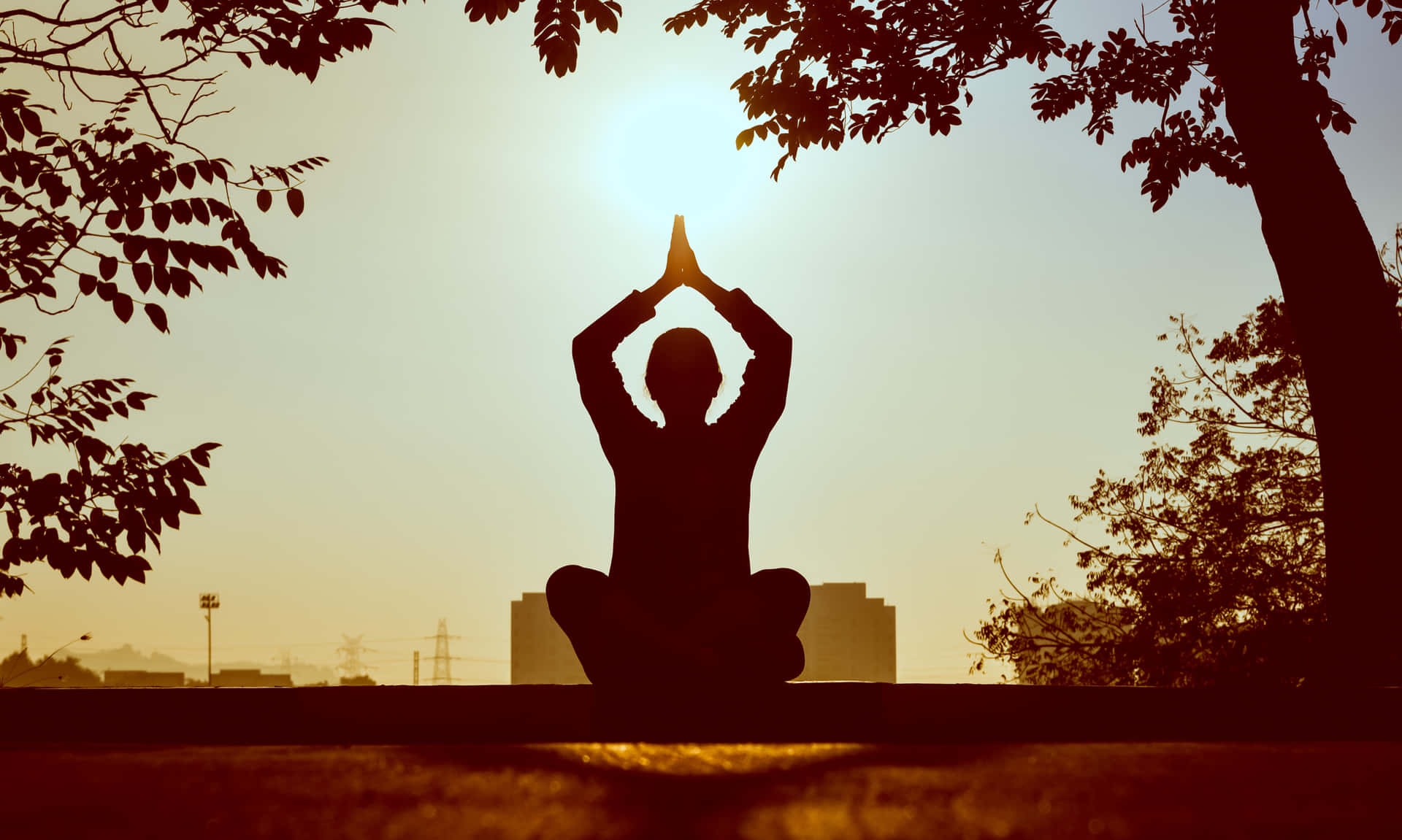 Eineperson Praktiziert Yoga Im Park Bei Sonnenuntergang. Wallpaper