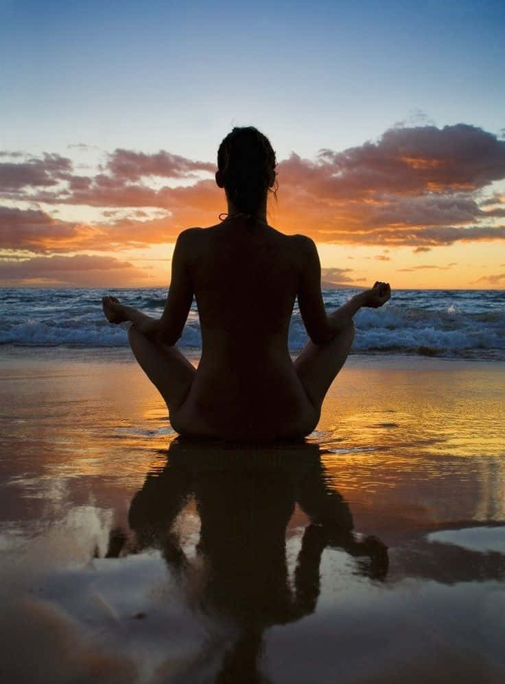 Donnain Meditazione Seduta Sulla Sabbia Foto