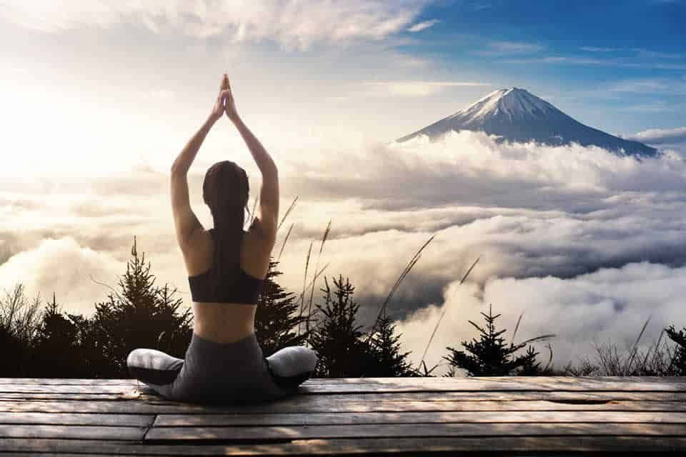 Meditationmit Blick Auf Den Mount Fuji Bild
