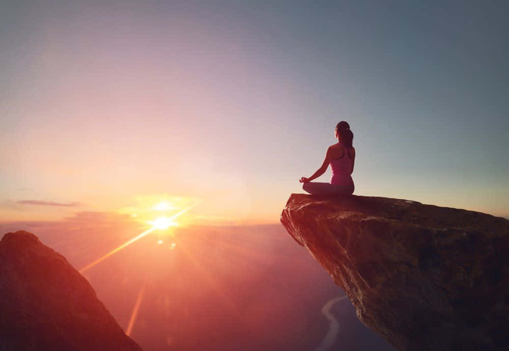 Meditationmit Einem Bild Von Einem Strahlenden Sonnenuntergang.
