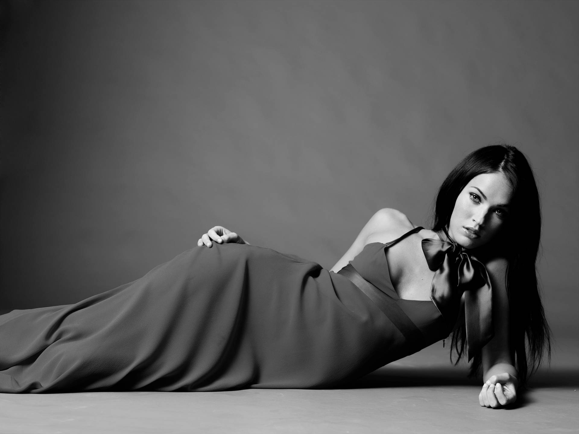 Megan Fox Hd Monochrome Pose Wallpaper