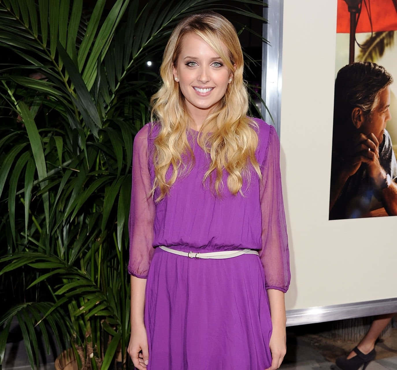 Megan Park Paarse Jurk Evenement Achtergrond