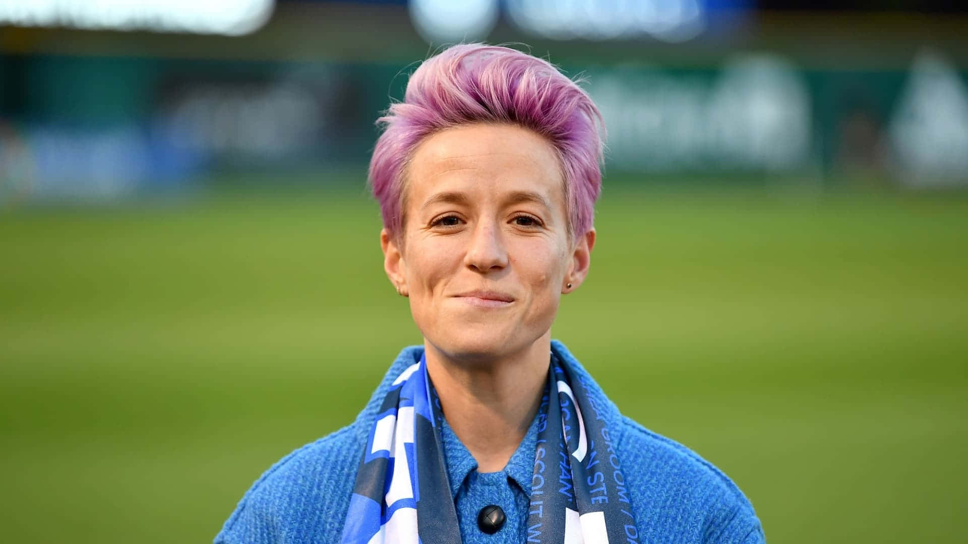 Megan Rapinoe Tersenyum Dengan Rambut Ungu Wallpaper