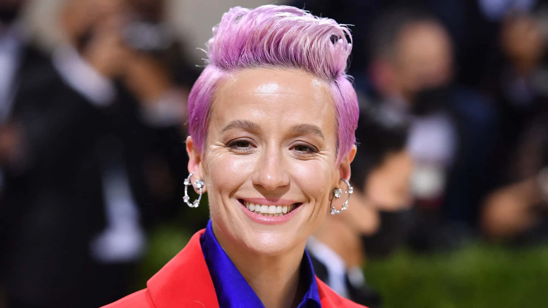 Megan Rapinoe Tersenyum Dengan Rambut Ungu Wallpaper